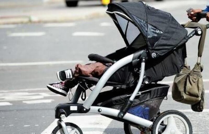 مواطن “يتسلّى” بسحب طفله.. والشرطة تضبطه