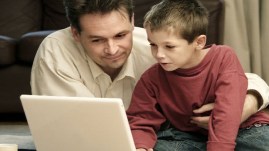 في اليوم العالمي للإنترنت الآمن ما المخاطر التي تواجه الأطفال في العالم الافتراضي؟