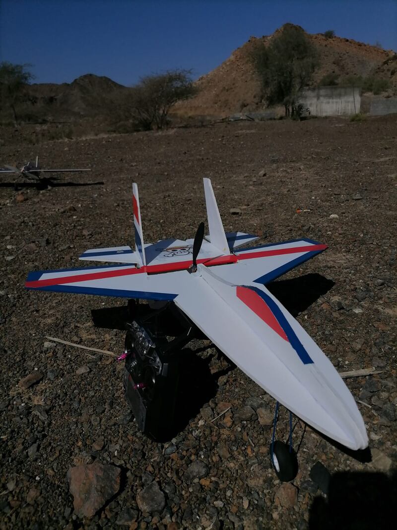 بالصور: مبتكر “الطائرة اللاسلكية” يتحدث عن ابتكاره ويوضح تقنيتها الجديدة