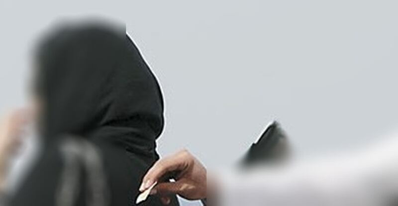 شاب يعترض امرأة ويُجبرها على أخذ رقم هاتفه… ومحكمة مسقط تسجنه وتغرّمه