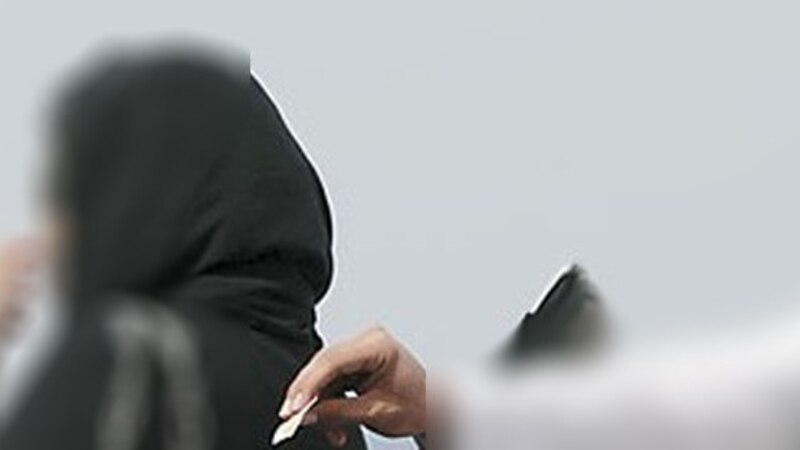 شاب يعترض امرأة ويُجبرها على أخذ رقم هاتفه… ومحكمة مسقط تسجنه وتغرّمه