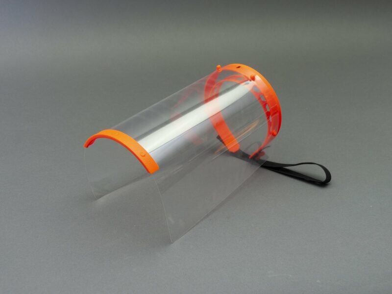 بالصور: شركة عمانية تصنع قناعًا للوجه مقاومًا للميكروبات