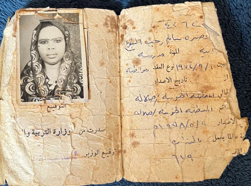 نجت من تهديد بالقتل والتقت بالسلطان قابوس بن سعيد: ملامح من سيرة أول معلمة عُمانية في ظفار