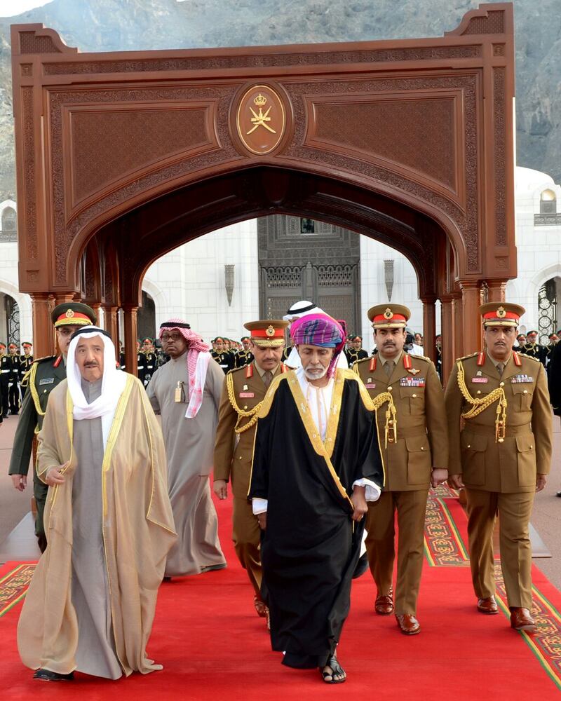 شاهد الإطلالة البهية لجلالة السلطان في استقبال أمير الكويت