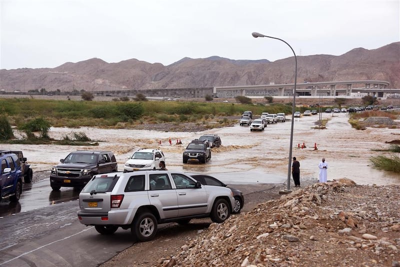 بالصور: جريان عدد من الأودية في العامرات