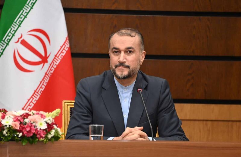 وزير الخارجية العماني ونظيره الإيراني يؤكدان على تعزيز العلاقات وإيجاد الحلول السلمية