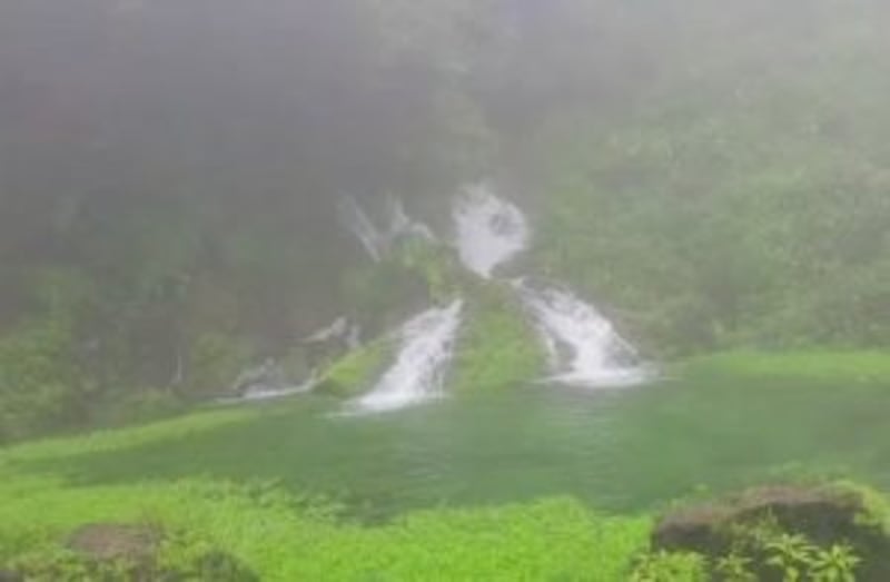 تعرّف على عين “أضبيض”.. العين الخفية في قلب ظفار