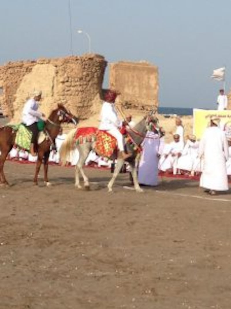 بالصور.. مهرجان شعبي بالخيول والجمال في المصنعة