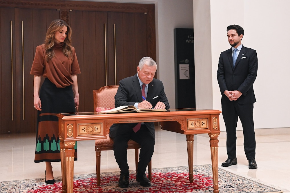 بالصور: الملك عبدالله الثاني يزور المتحف الوطني
