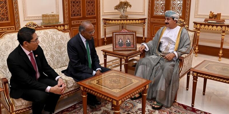 وزير المكتب السُّلطاني يستقبل مسؤولًا سنغافوريًا