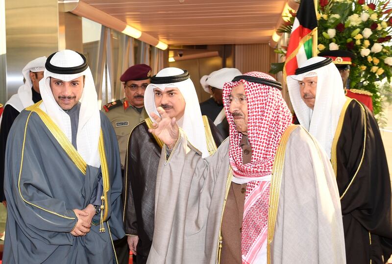 أمير الكويت يغادر للسلطنة