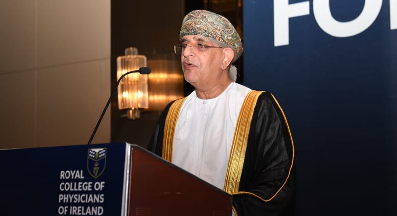 دكتور عماني يحصل على جائزة الطبيب العربي لعام 2021م