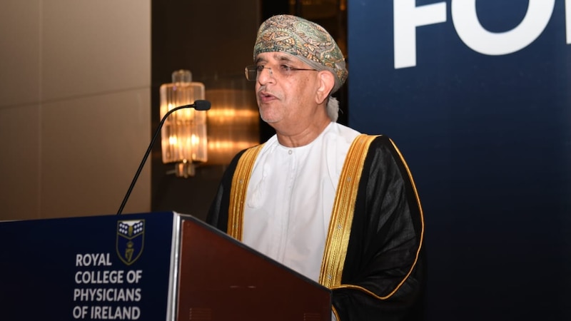 دكتور عماني يحصل على جائزة الطبيب العربي لعام 2021م