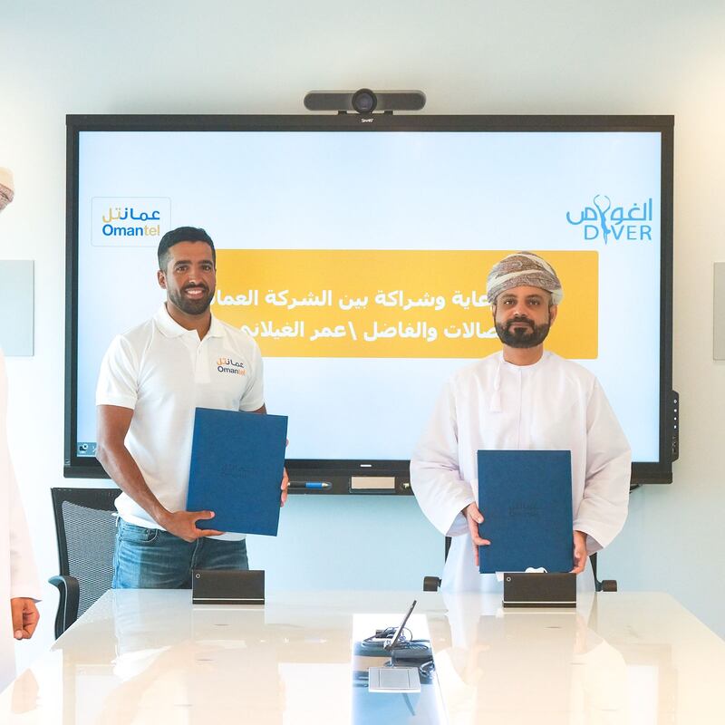 عمانتل تعلن عن رعايتها لعمر الغيلاني حامل الأرقام القياسية في الغوص الحر