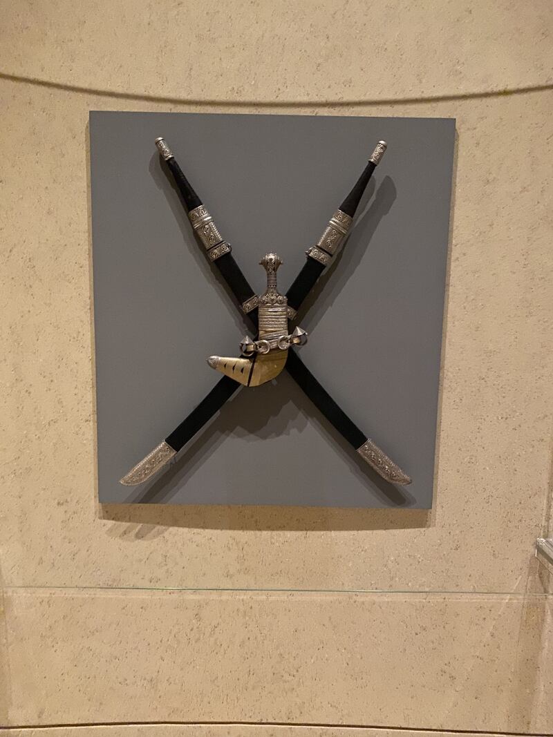 كتاران ضمن الشعار الوطني؛ فما الفرق بينهما والسيف المستقيم؟