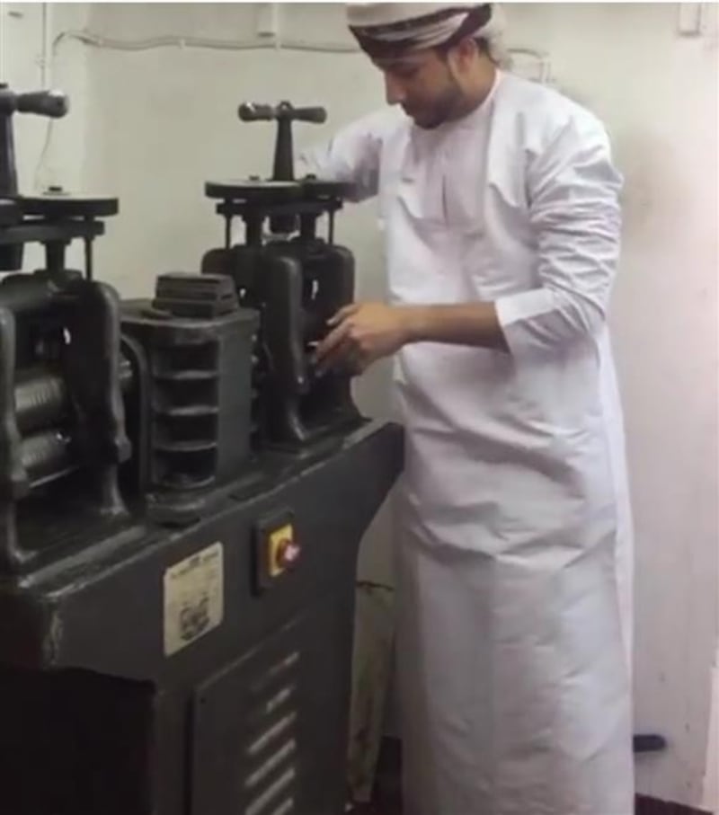 مواطن يدرّب أكثر من 80 شخصًا على حرفة تقليدية