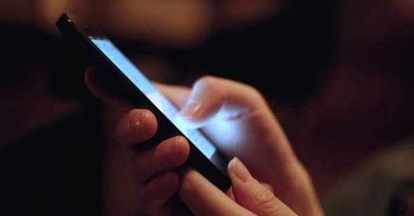 امرأتان تستدرجان الأشخاص بصور غير محتشمة