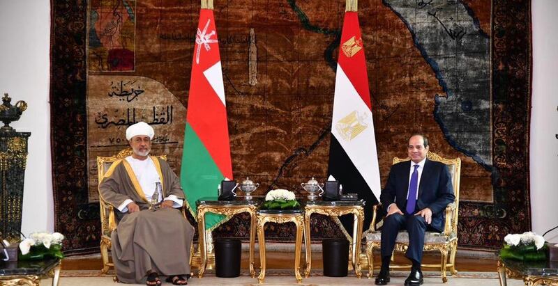 جلالة السلطان والرئيس المصري يتبادلان الأوسمة