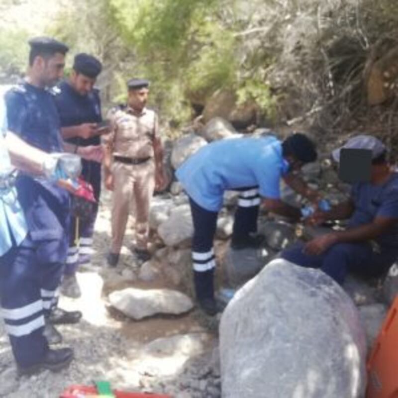 مساعدة شخص علق في قمة جبل