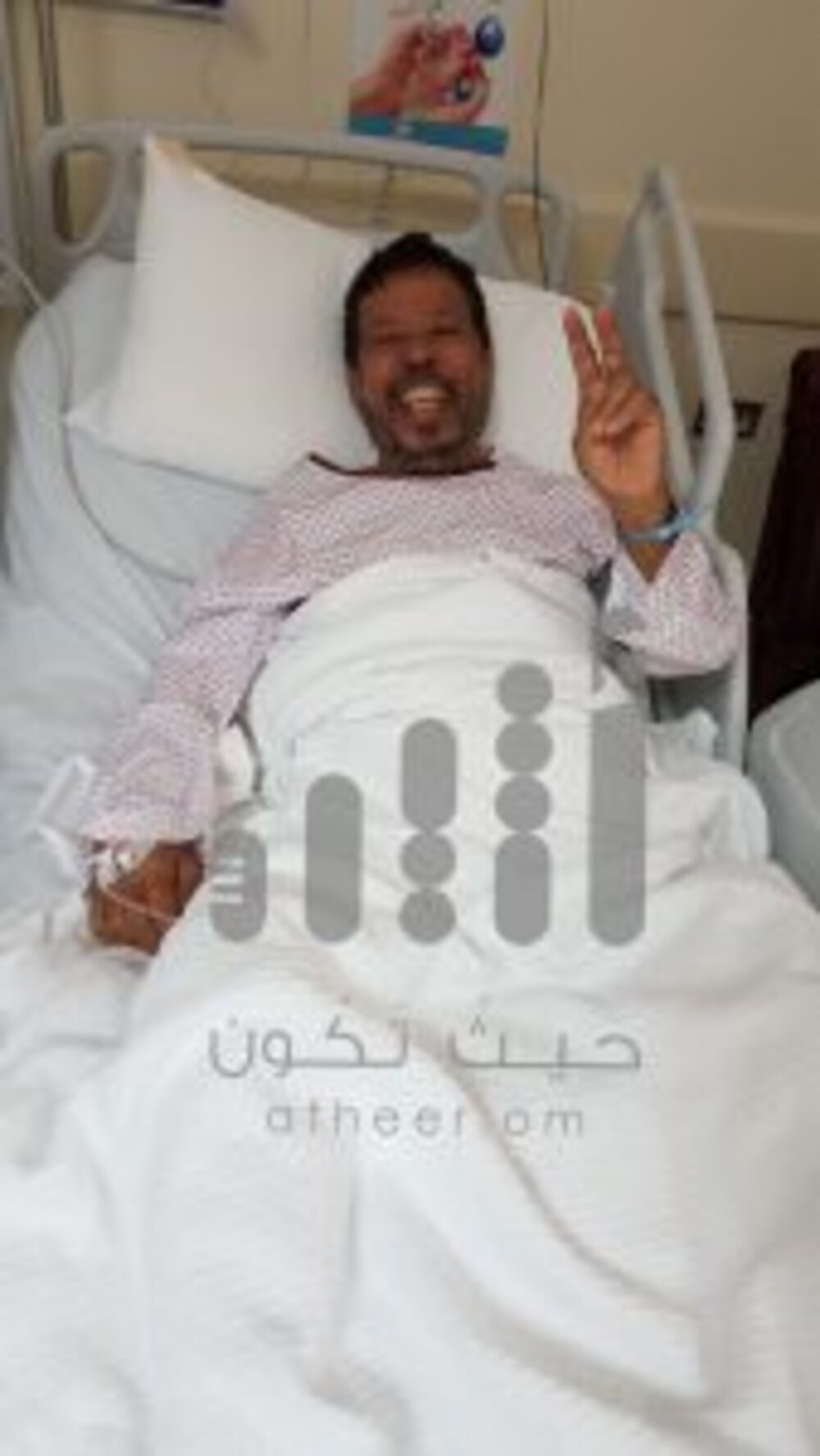 صاحب ” وشعاره سيفين والخنجر عمانية ” في المستشفى، ويدعو الجماهير للدعاء له