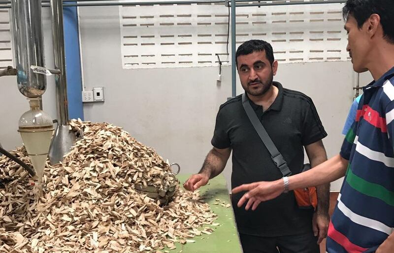 شاب عُماني يُحوِّل شغفه بدهن العود إلى مشروع تجاري.. ويحلم بـ “مصنع”