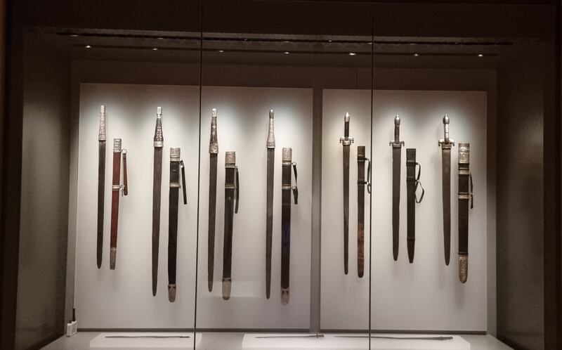 كتاران ضمن الشعار الوطني؛ فما الفرق بينهما والسيف المستقيم؟