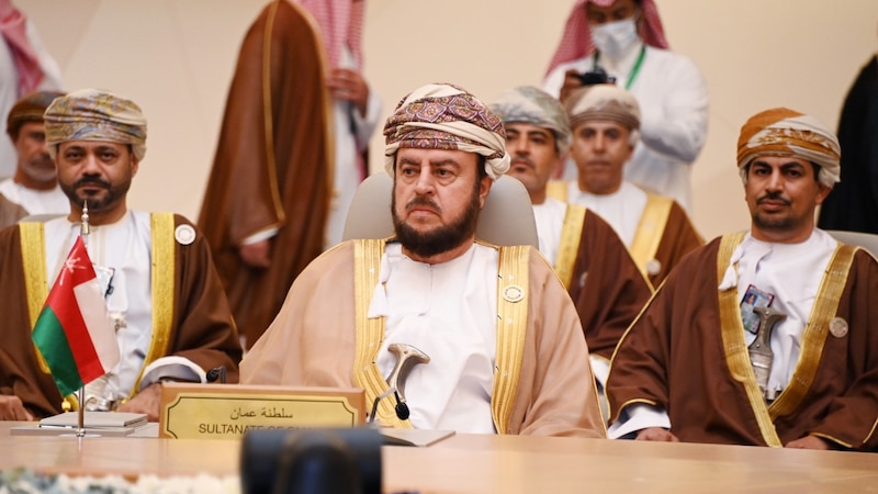سمو السيد أسعد بن طارق يعود إلى البلاد