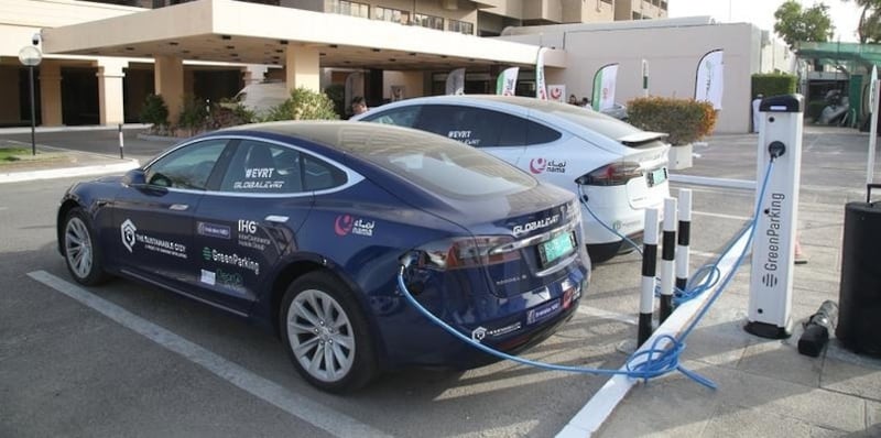 هل تفكر في شرائها؛ إليك عدد السيارات الكهربائية في سلطنة عمان