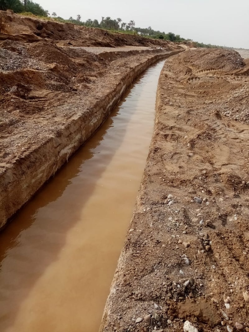 فلج السوقية..الوادي يطمر والأهالي يصينون