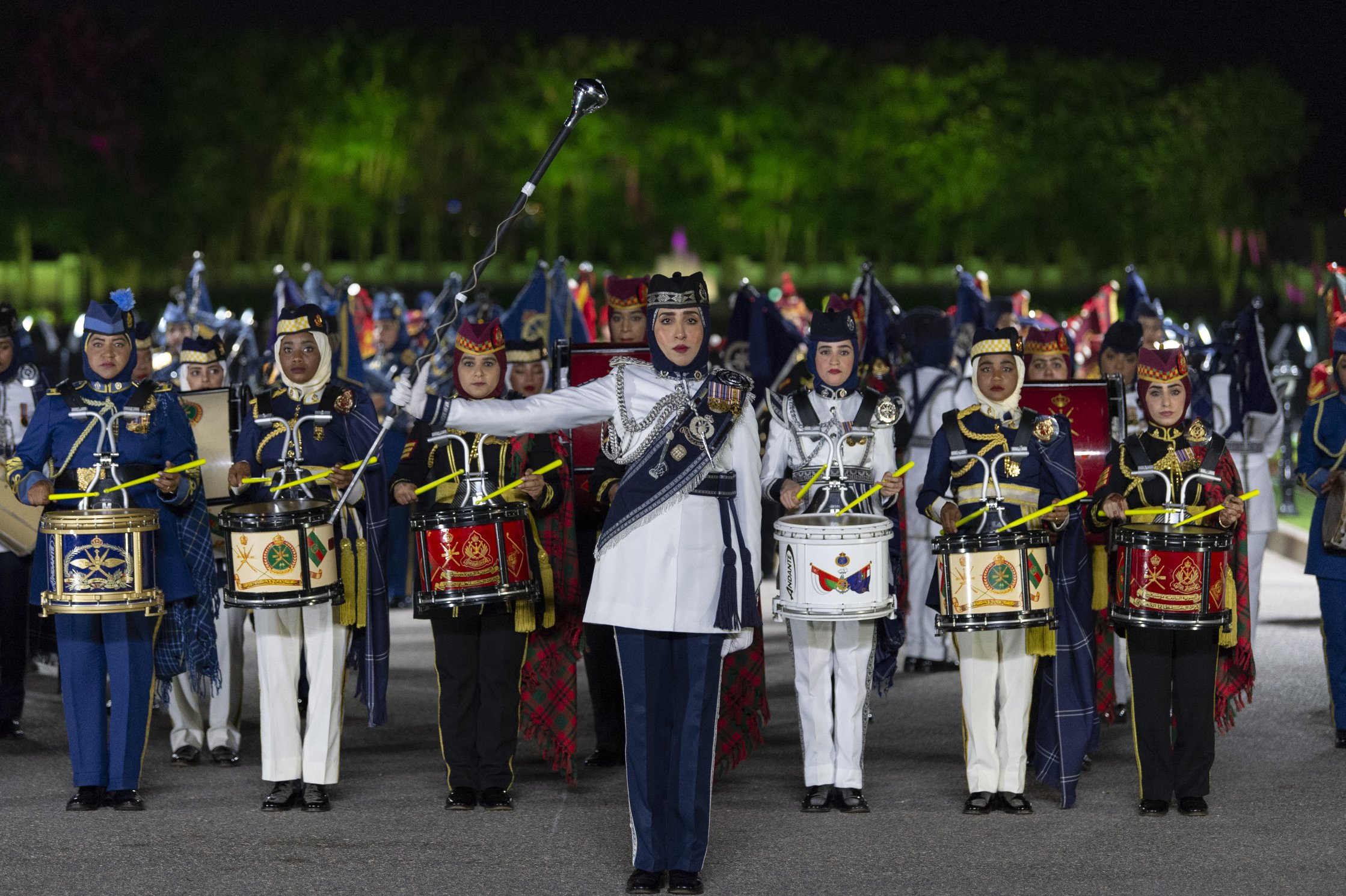 بالصور: جلالة السلطان يقيم حفل عشاء