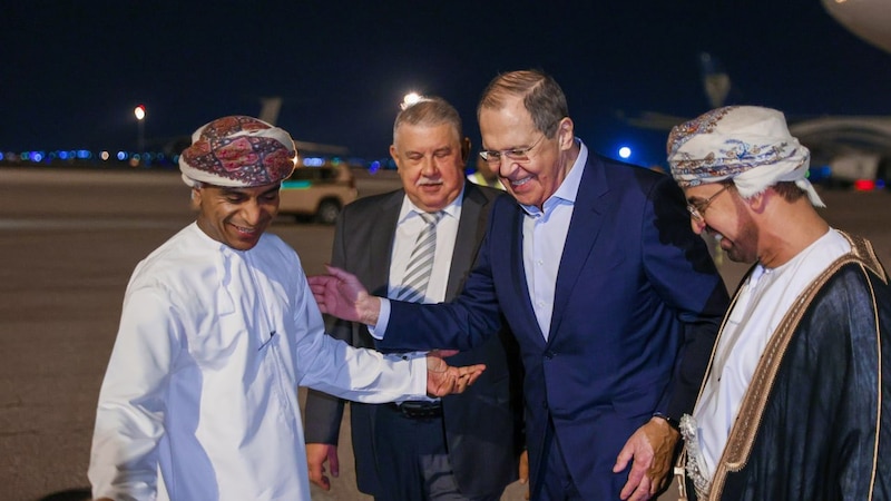 وزير الخارجية الروسية يصل مسقط
