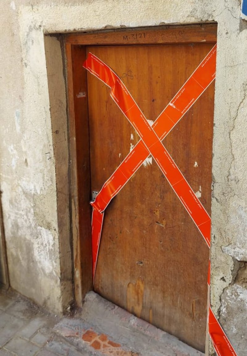 بالصور: إغلاق منزل وافدين في مطرح