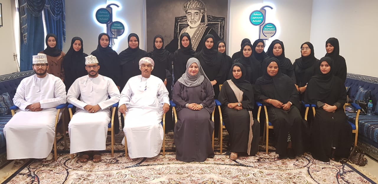 طالبات “تطبيقية نزوى” يزرن جمعية الصحفيين العمانية