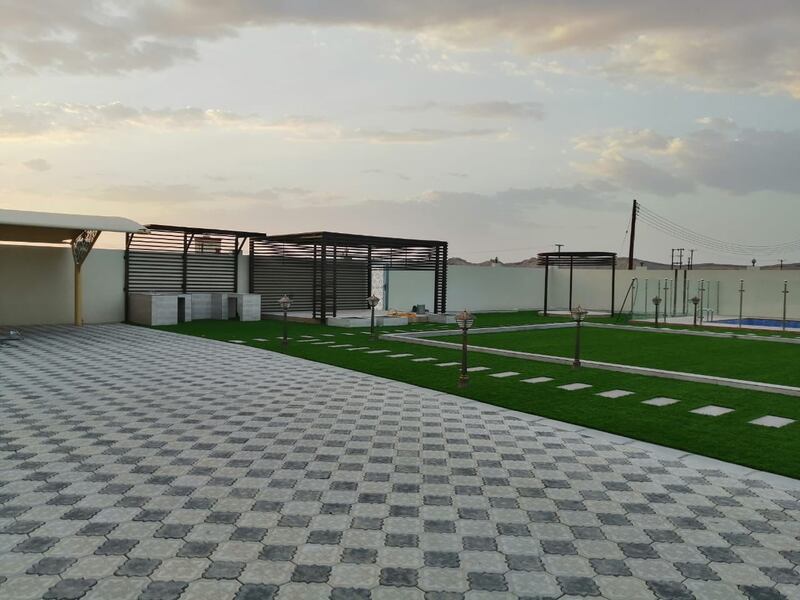 بالصور: أنامل شاب عماني تُبدِع في الديكور والنحت