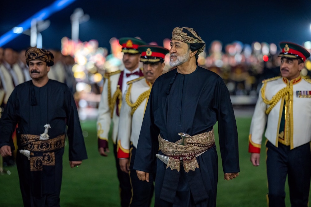 بالصور: جلالة السلطان يقيم حفل عشاء