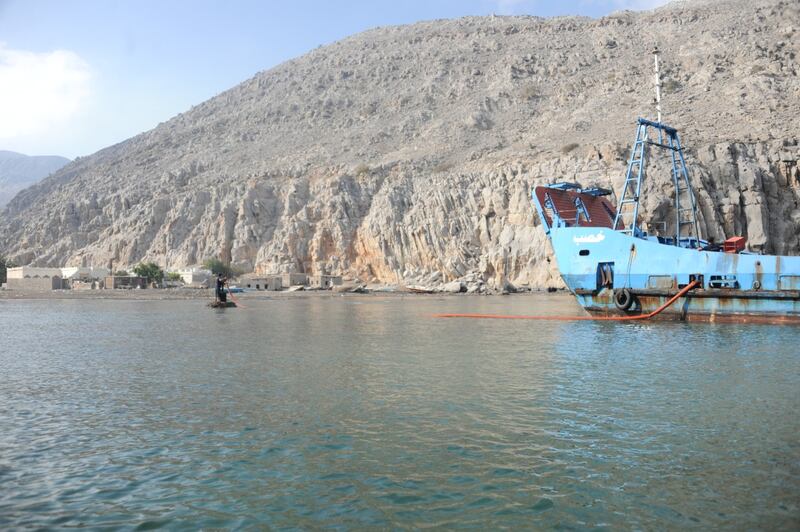 كيف يتم نقل المياه الصالحة للشرب إلى المناطق البحرية في مسندم؟