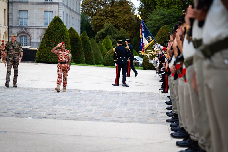 الحكومة الفرنسية تمنح قائد الجيش السلطاني وسامًا