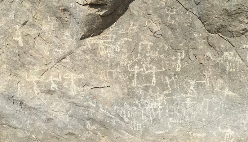 بالصور: “التصاوير” حصاة تحوي رسومات ونقوشًا أثرية قديمة