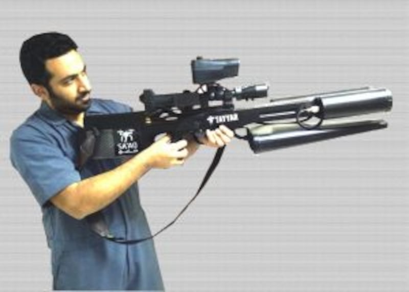 مبتكرا السلاح “صاعق”: المنتج للاستخدام العسكري وبه مزايا فريدة من نوعها