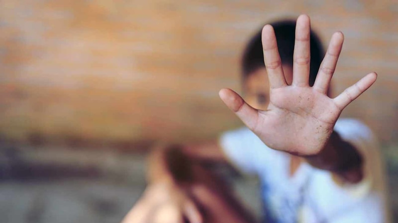 “العُمانية لحقوق الإنسان” ترصد مقطعا لطفل يتعرض لإساءة جسدية