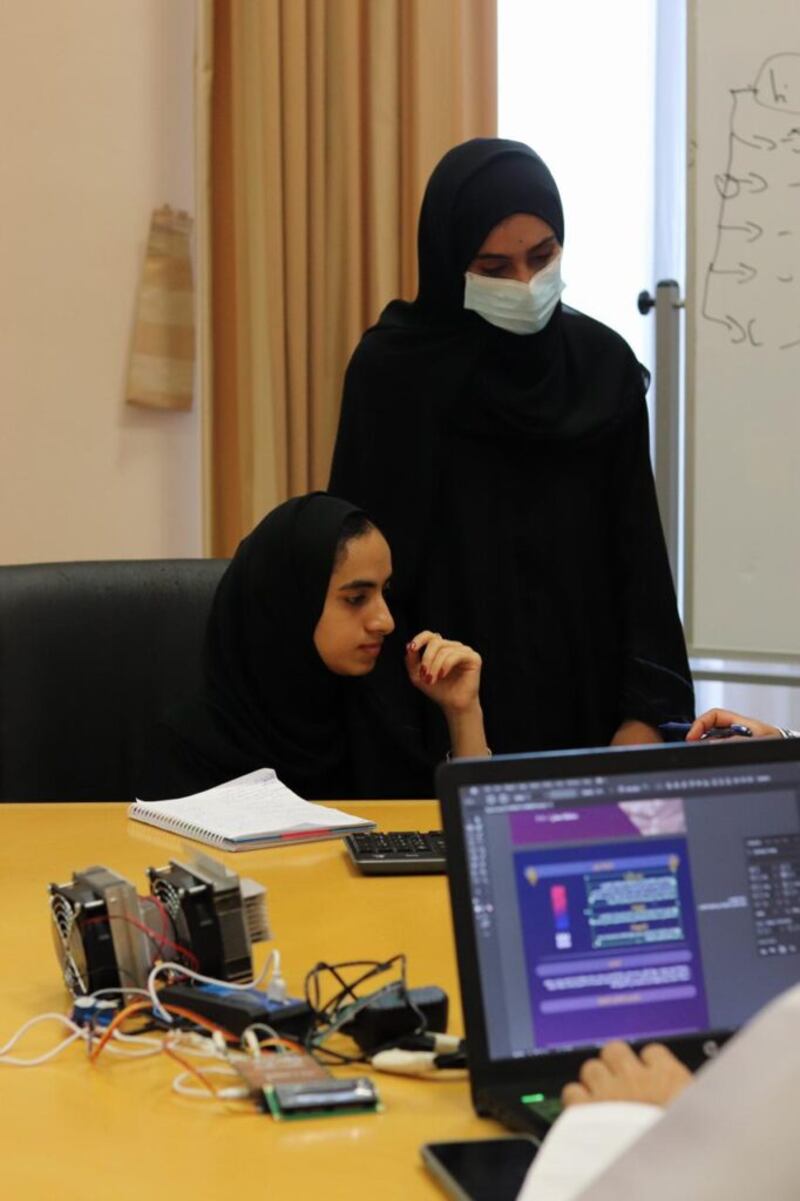 طُلاب يبتكرون “حافظة أدوية” بنظام إلكتروني.. ورئيسهم يوضح مزاياها