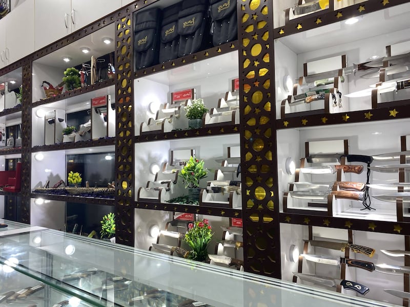 قصة نجاح شاب عُماني: من ربح سيارة إلى امتلاك سلسلة محلات لبيع السكاكين