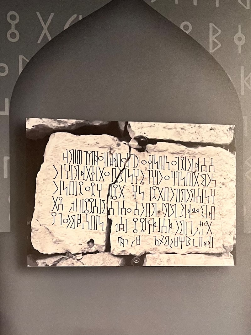 بالصور: شاهد 8 نقوش وثقت حياة الإنسان في سلطنة عمان