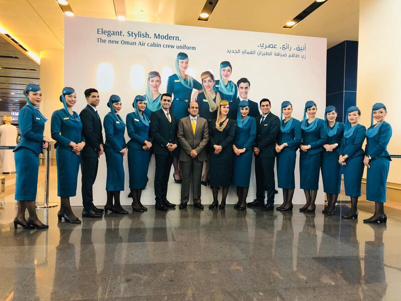 بالصور: الطيران العُماني يدشن زي طاقمه الجوي الجديد