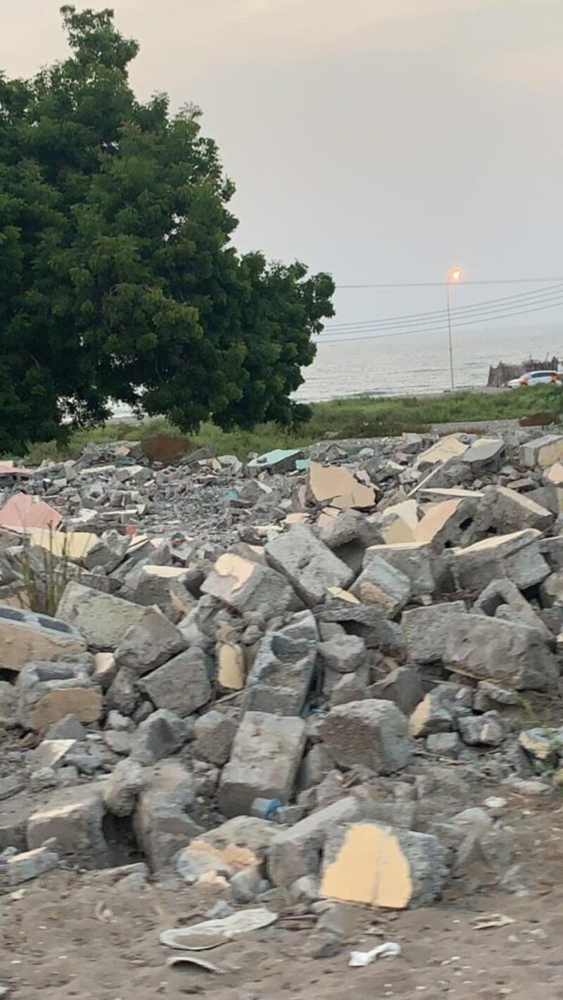 بيوتٌ مُهدّمة وأوساخٌ متراكمةٌ على طريق الباطنة الساحلي؛ فمن المسؤول؟