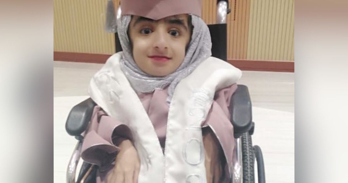 تقوى العبرية تُكافح وتكمل دراستها الجامعية وهي على مقعد متحرك