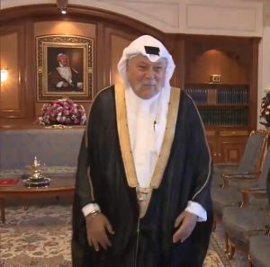 كان مستشارًا لجلالته: تعرّف على السعودي الذي منحه جلالة السلطان وسام التكريم