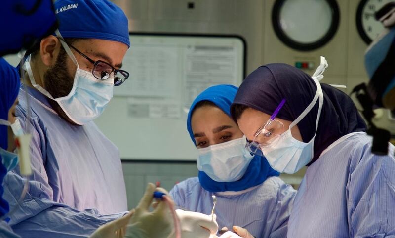 إنجاز طبي عُماني: نجاح إجراء 10 عمليات نوعية ومتقدمة في وقت واحد