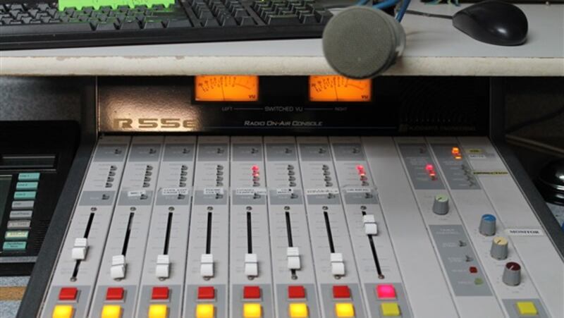 خمس إذاعات خاصة في السلطنة.. فماذا تعرف عن تنظيمها وترخيصها؟