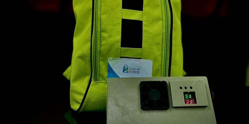 طلبة عمانيون يبتكرون “حقيبة تبريد” متعددة الاستخدام